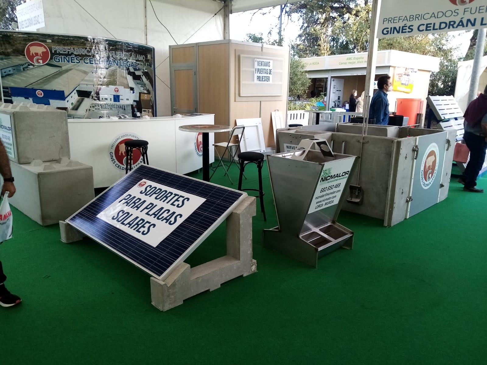 Estand con soportes para placas solares y tolvas de hormigón