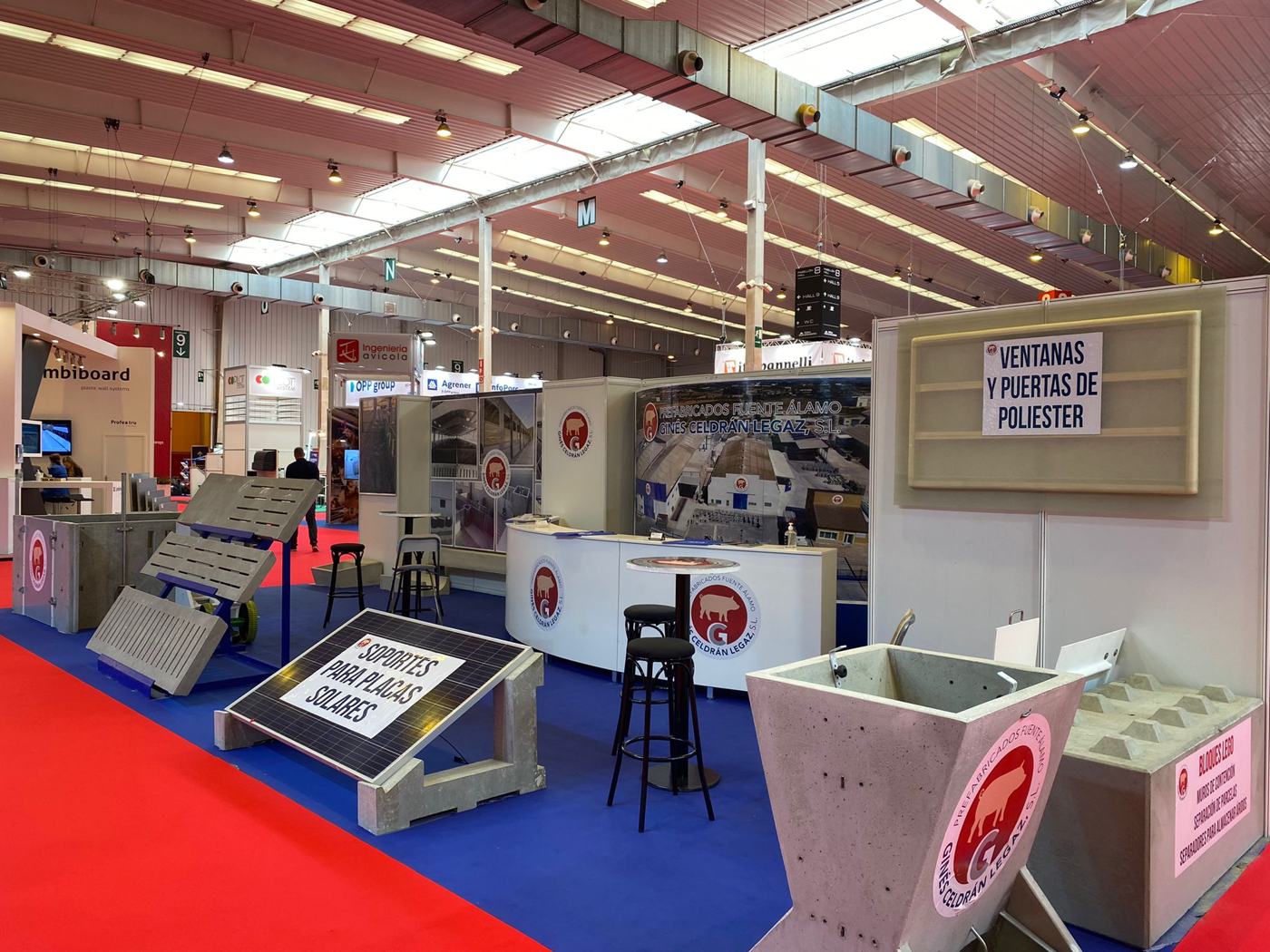Estand con ventanas y puertas de poliéster