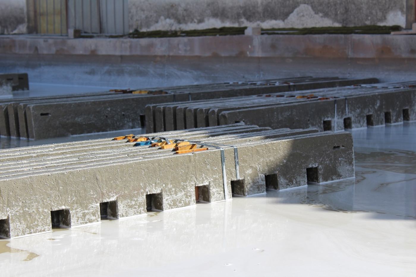 Piezas de hormigón en los moldes de la fábrica