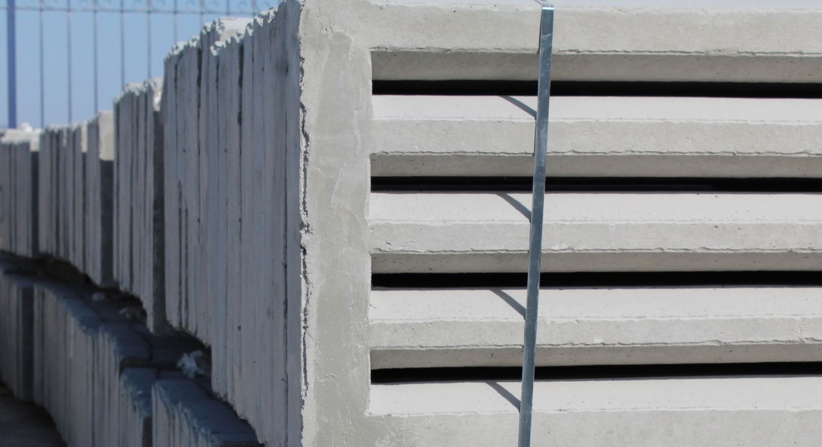 Slats de hormigón apilados en la fábrica