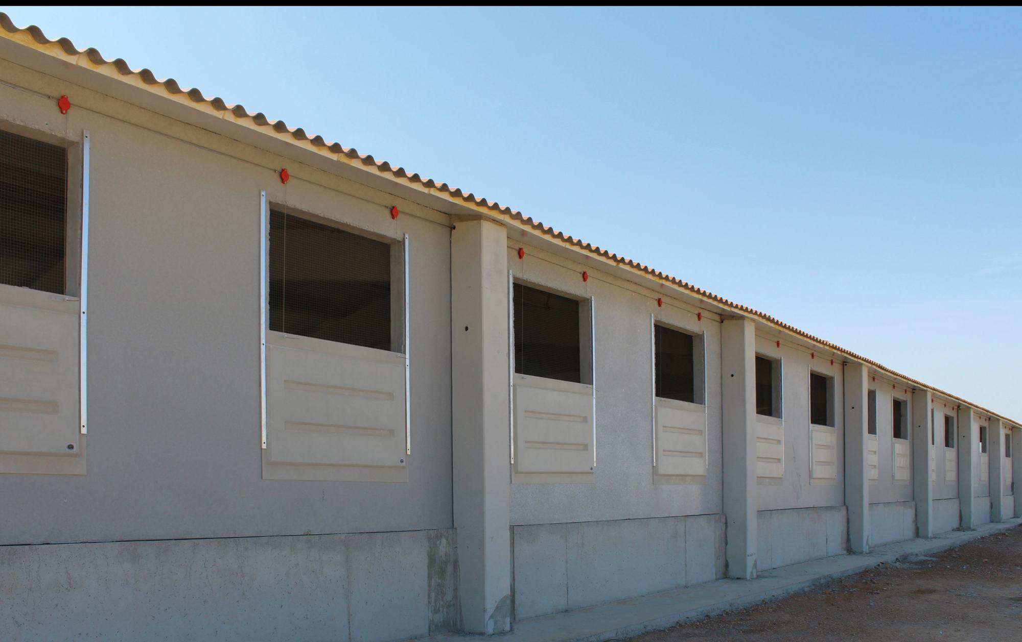 Nave porcina terminada, con cerramiento de hormigón