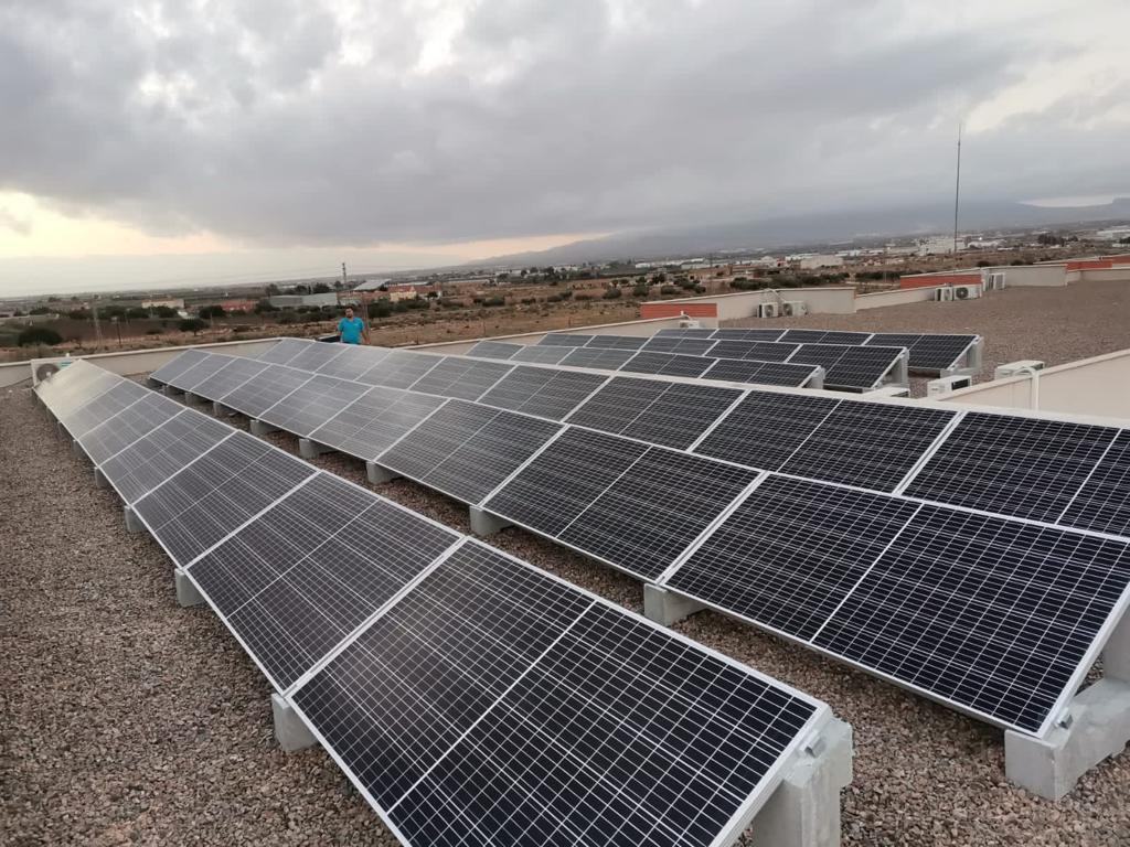 Placas solares sobre soportes de hormigón